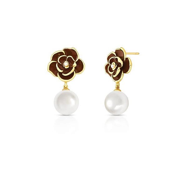 BRINCO FLOR ESMALTADA MARROM E PÉROLA EM PÊNDULO BANHADO A OURO