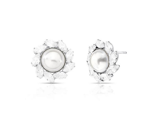 BRINCO FLOR DE PÉROLA COM CRAVAÇÃO LATERAL NAVETE BANHADO A RÓDIO BRANCO