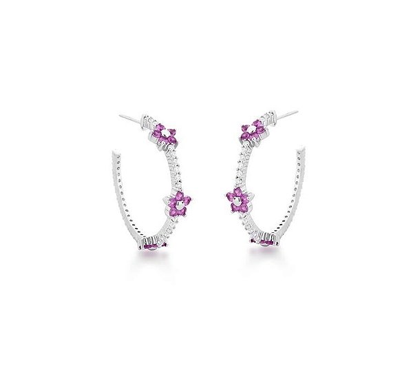 MEIA ARGOLA CRAVEJADA COM FLORES SAFIRA ROSA BANHADA A RÓDIO BRANCO