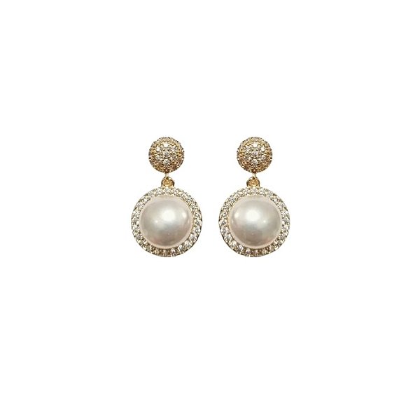 BRINCO DE PÉROLA EM PÊNDULO COM BASE REDONDA CRAVEJADA BANHADO A OURO