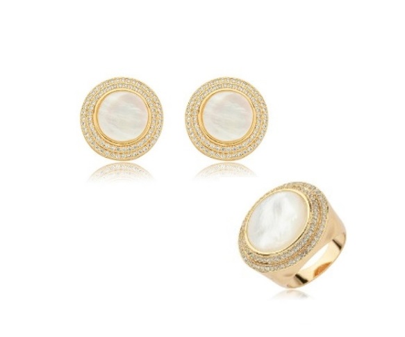 CONJUNTO DE BRINCOS E ANEL EM MADREPÉROLA COM CRAVAÇÃO LATERAL BANHADO A OURO