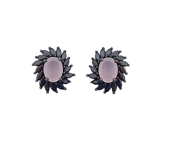 BRINCO OVAL ROSA LEITOSO COM CRAVAÇÃO LATERAL BANHADO A RÓDIO NEGRO