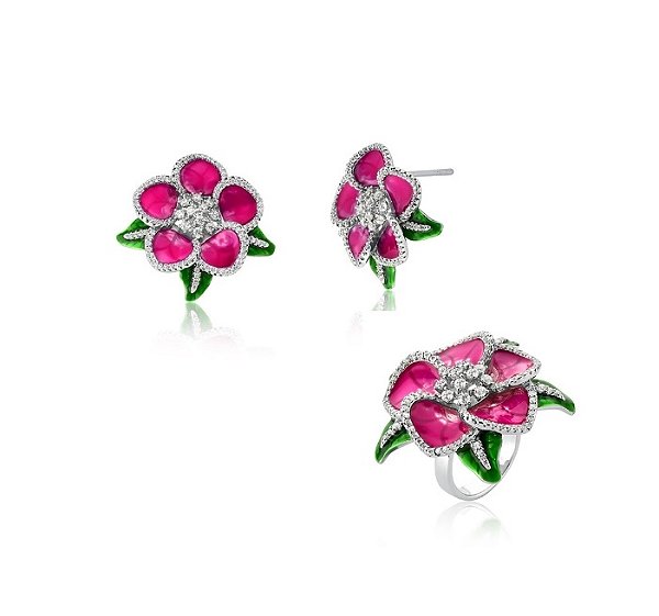 Conjunto Flor Esmaltada com Cravação Lateral Banhado a Ródio Branco