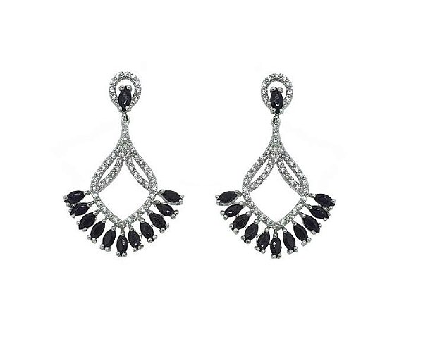 BRINCO PÊNDULO COM CRAVAÇÃO NEGRA BANHADO A RÓDIO BRANCO