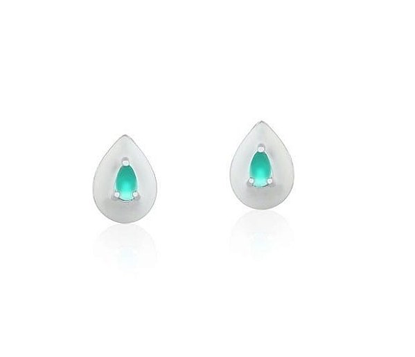 BRINCO GOTA ESMALTADA BRANCA COM PEDRA CABOCHÃO CENTRAL