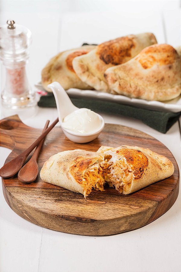Calzone de Frango com Requeijão