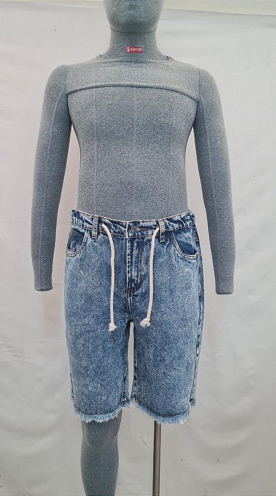 BERMUDA JEANS RETA MARMORIZADA BARRA DESFIADA