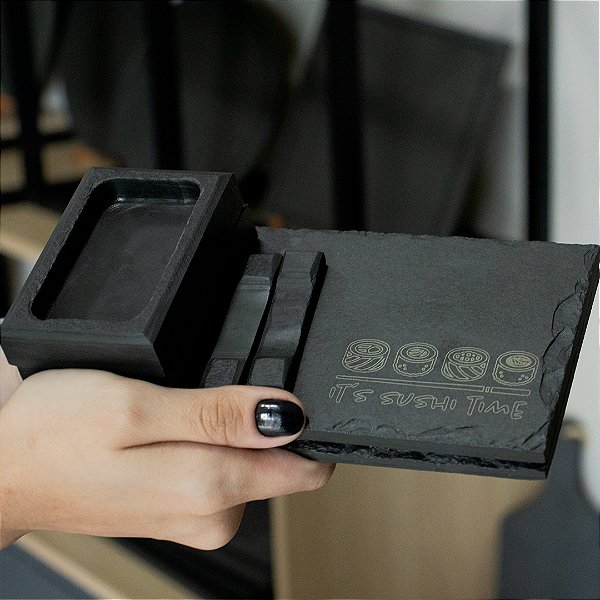 KIT PARA SUSHI PERSONALIZADO - 2 PRATOS RETANGULARES 10X20CM (ACAB. RÚSTICO), 2 MOLHEIRAS, 2 APOIOS PARA HASHI, 2 HASHI DE BAMBU - ARDÓSIA - COR GRAFITE