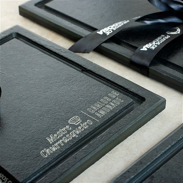 TÁBUA PARA CHURRASCO PERSONALIZADA - COM FRISO 10MM - ARDÓSIA - COR GRAFITE  (INCLUSO LAÇO DE CETIM)