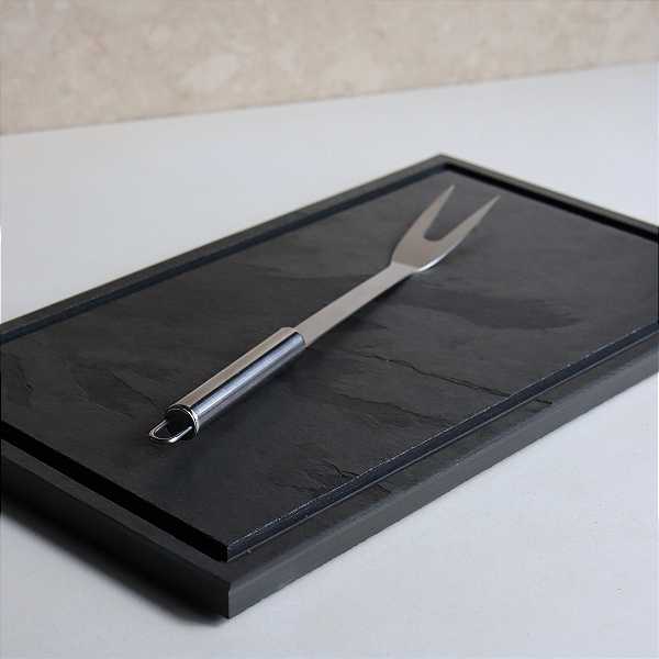 KIT CHURRASCO - 1 TÁBUA RETANGULAR 27X45CM COM FRISO 10MM, 1 GARFO INOX - ARDÓSIA - GRAFITE