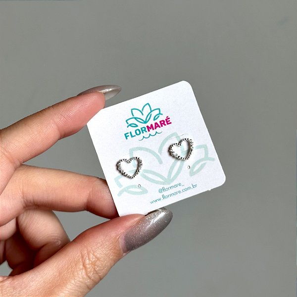 Brinco de Prata Coração Vazado Seis Pedras