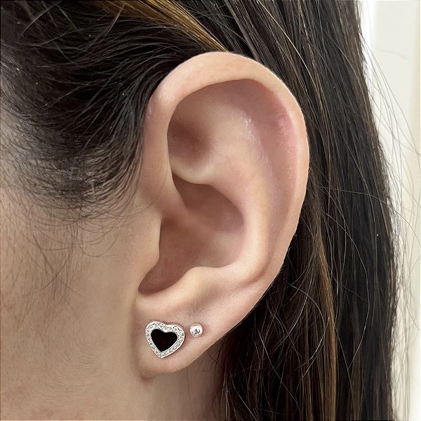 Brinco de Prata Coração Resina Preta Cravejado