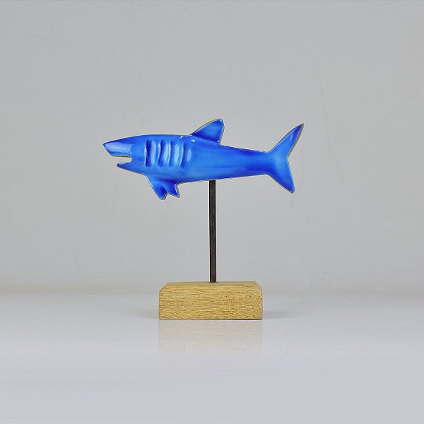 Enfeite Tubarão no Pedestal em Madeira 15x15,5x5 cm