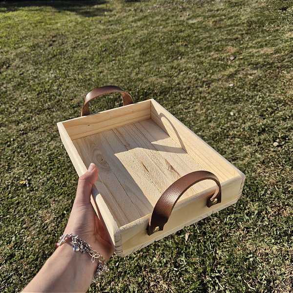 Bandeja baixa de madeira pinus com alça de couro M 20x27x6cm