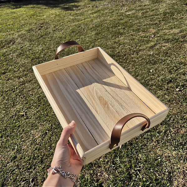 Bandeja baixa de madeira pinus com alça de couro G 25x35x6cm