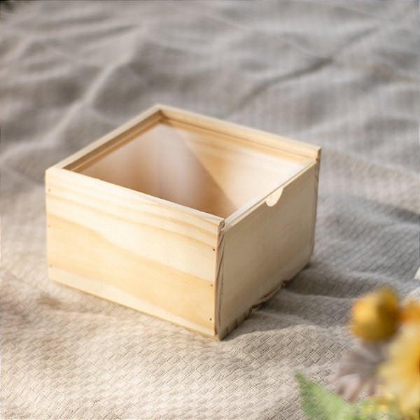 Caixa estojo em madeira de pinus com tampa de acrílico P 15x15x10cm
