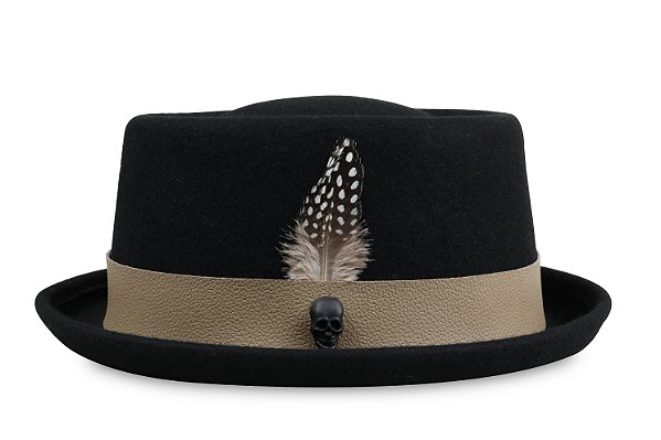 CHAPÉU PORK PIE SKULL CAVEIRA PRETO FOSCO FAIXA COURO BEGE E PENA