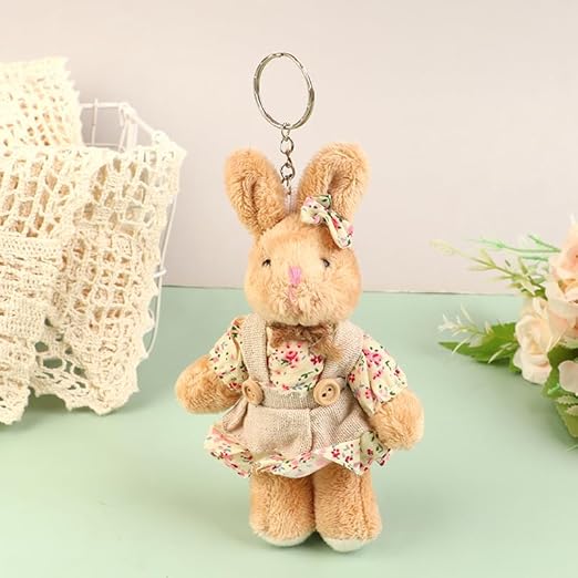 Chaveiro de coelho de pelúcia com roupa