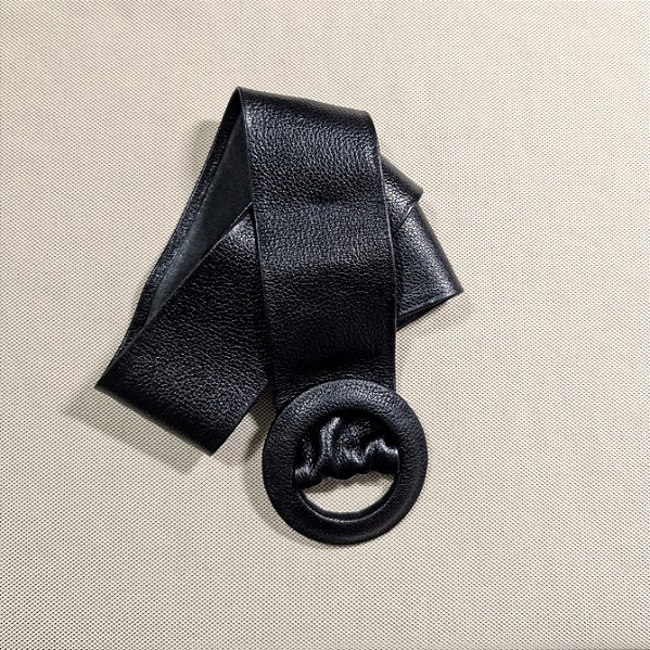 Cinto largo em couro legítimo preto com fivela ajustável sem furo