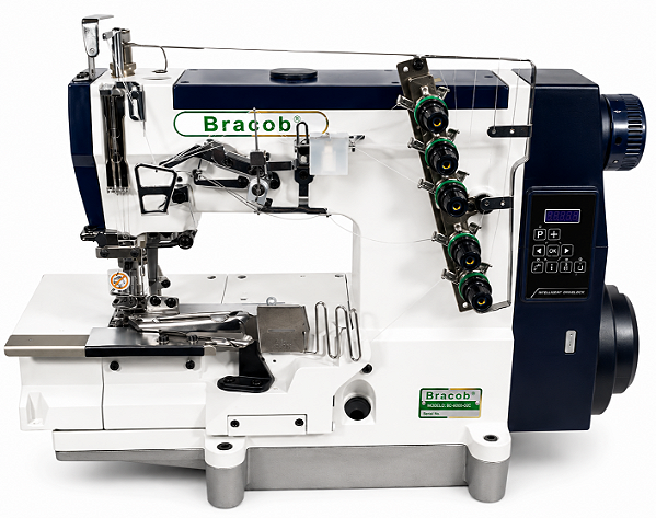 MÁQUINA GALONEIRA INDUSTRIAL ABERTA PARA VIÉS BRACOB BC-588-02-CB-AT 3 AGULHAS 5 FIOS DIRECT DRIVE 220V + KIT PREMIUM CARBON + CADEIRA ESPECIAL PARA COSTUREIRA