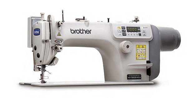 MAQUINA DE COSTURA RETA ELETRONICA BROTHER S-7000DD - 220 V COM KIT DE CALCADORES E LUMINARIA DE LED DE BRINDE