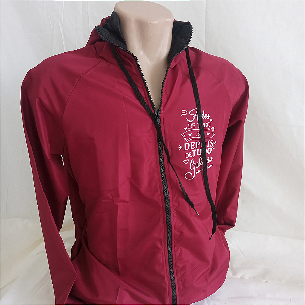 Corta Vento Personalizada "Antes de tudo Fé, depois Gratidão, " com Capuz BORDO