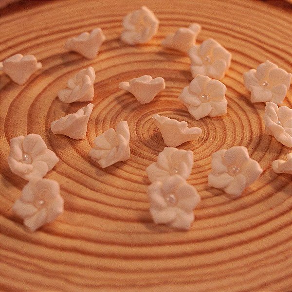 Confeitos De Açúcar - Flor Miosote - 1cm x 1cm - Branco M Pérola - Cod. FLMS016 - 20 unidades - Rizzo
