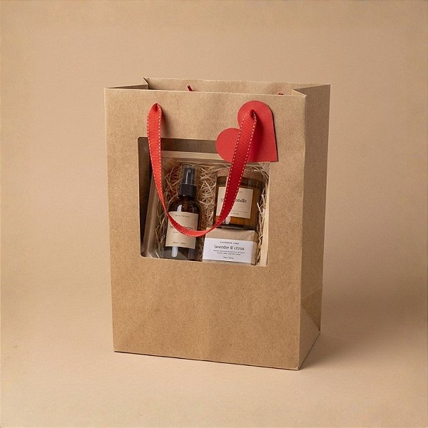 Sacola de Papel com visor duplo de PVC 22x13x13 - Kraft com Alça Vermelha e Tag de Coração - 1 unidade - Rizzo