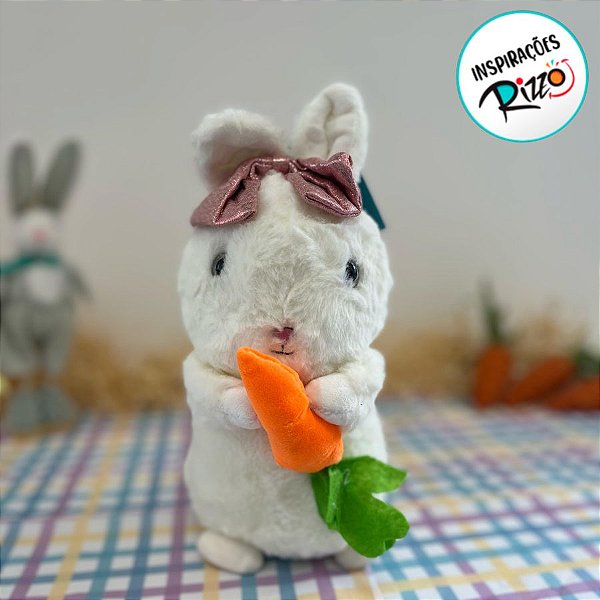 Coelho de Pelúcia Branco Segurando Cenoura com Laço Rosa - 25cm - 1 unidade - Rizzo