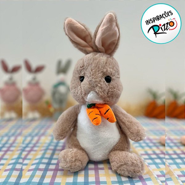 Coelho de Pelúcia Bege com Gravata de Cenoura - 25cm - 1 unidade - Rizzo