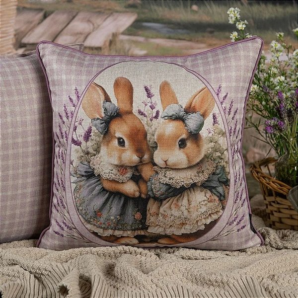 Capa para Almofada de Páscoa Premium - Coelhinhas de Vestido no Campo de Lavanda - Xadrez Lilás - 43x43cm - 1 unidade -