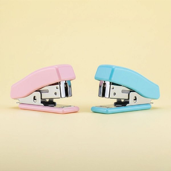Mini Grampeador - até 12 Folhas - Azul e Rosa - 5,5x3,5cm - Caixa - 24 unidades - Deli - Rizzo