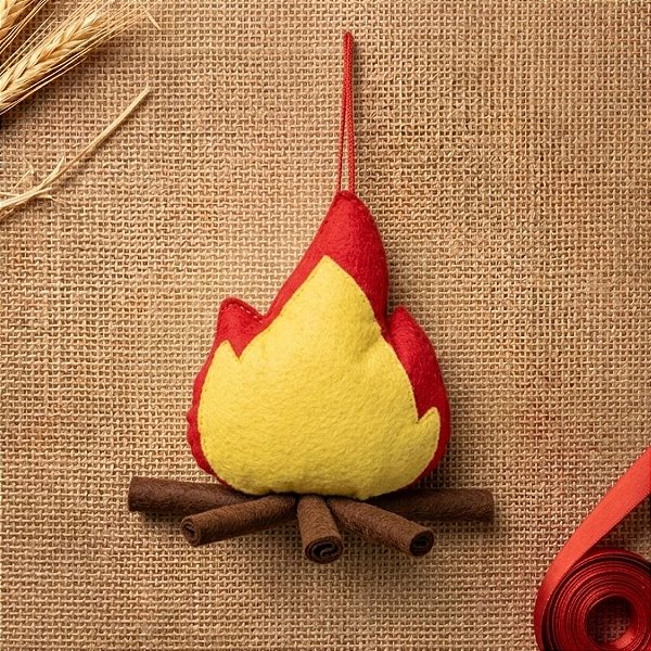 Enfeite para Pendurar de Festa Junina em Feltro - Fogueira - 16x13,5cm - 1 unidade - Cromus - Rizzo