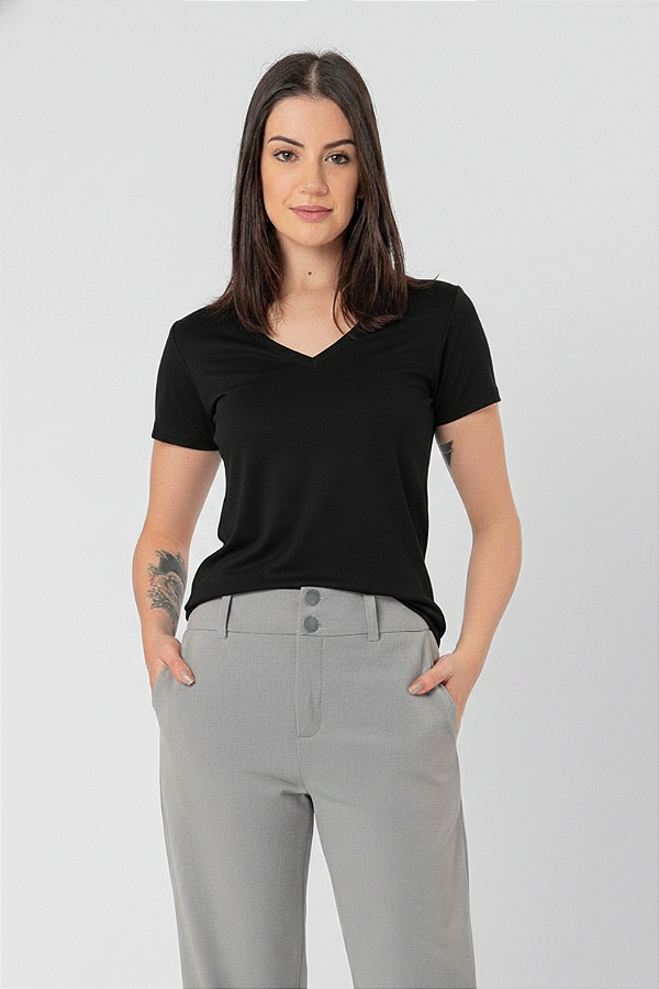 T-SHIRT DECOTE V ACINTURADA PRETO