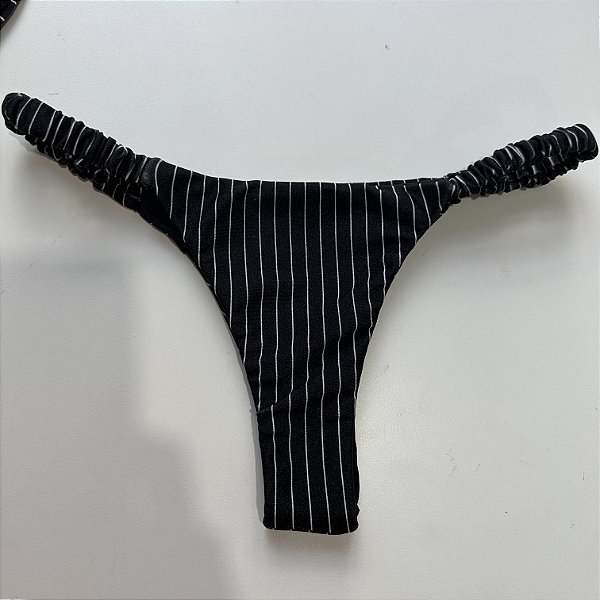 Calcinha Semi Fio fru-fru lateral risca giz preta 016 (top não incluso)