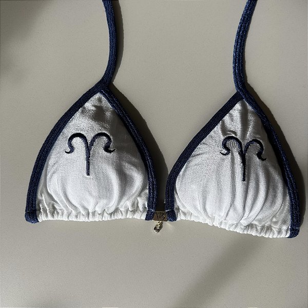 Cortininha 018 com bojo removível off white e detalhes marinho com bordado signo Áries