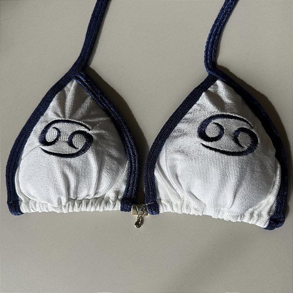 Cortininha 018 com bojo removível off white e detalhes marinho com bordado signo câncer