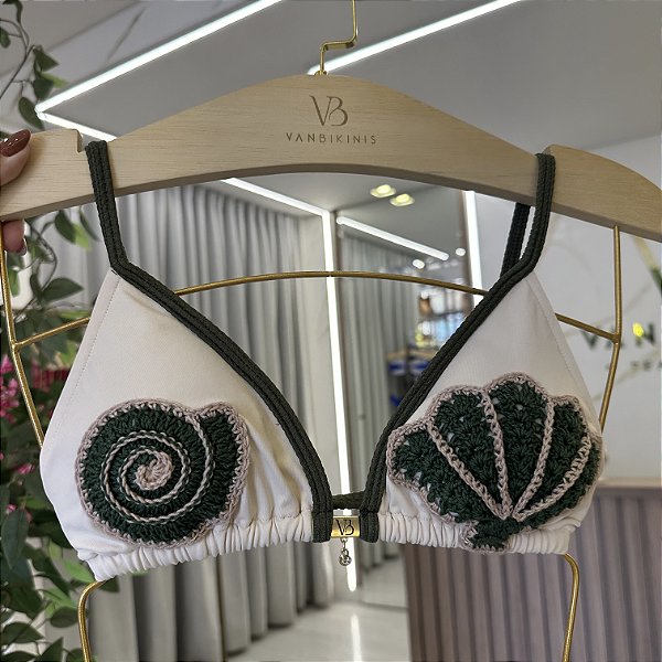 Top cortininha com bojo removível 014 com detalhes em crochê Verde militar e Off White Ilhabela (CALCINHA NÃO INCLUSO)