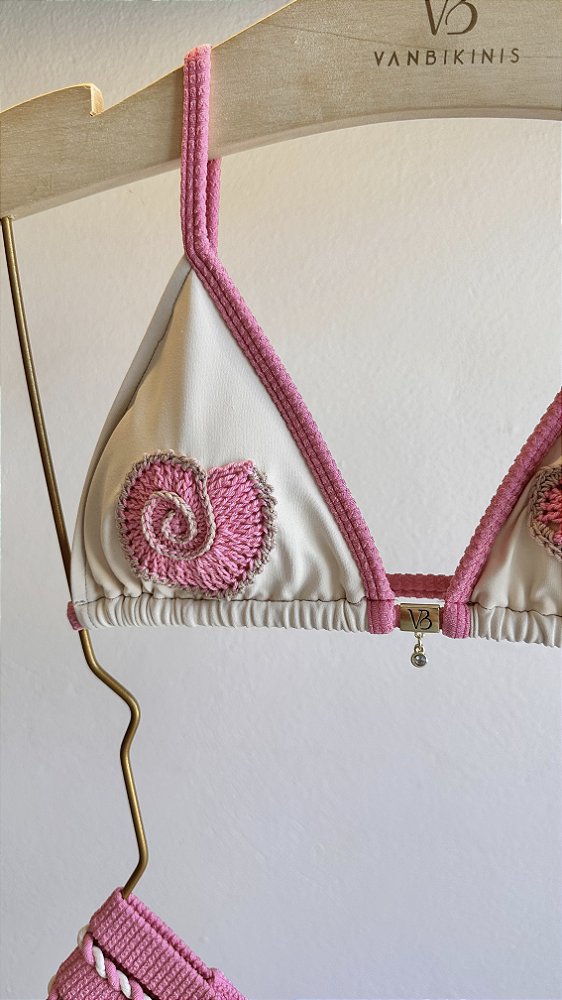 Top cortininha com bojo removível 018 com detalhes em crochê Plisse rosa Off White Ilhabela (CALCINHA NÃO INCLUSO)
