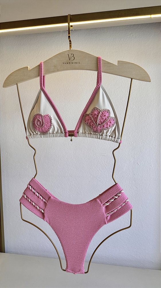 Calcinha semi hot pants 5005 Plisse rosa com detalhes off white Ilhabela (BUSTO NÃO INCLUSO)