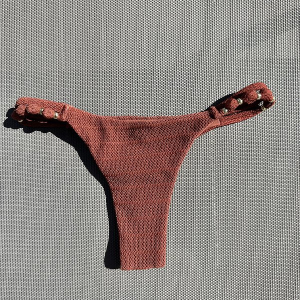 Calcinha Semi Fio alça fina lateral miçangas 016 Rivieira Terracota (top não incluso)