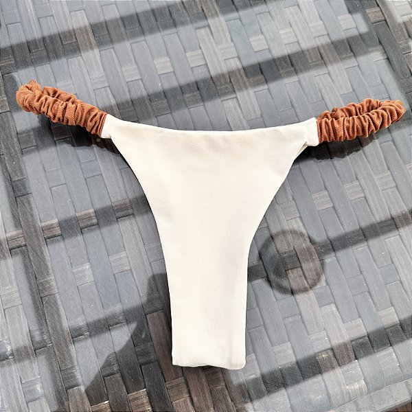 Calcinha 016 Semi Fio fru-fru lateral Ilhabela off white e Glow marrom (top não incluso)