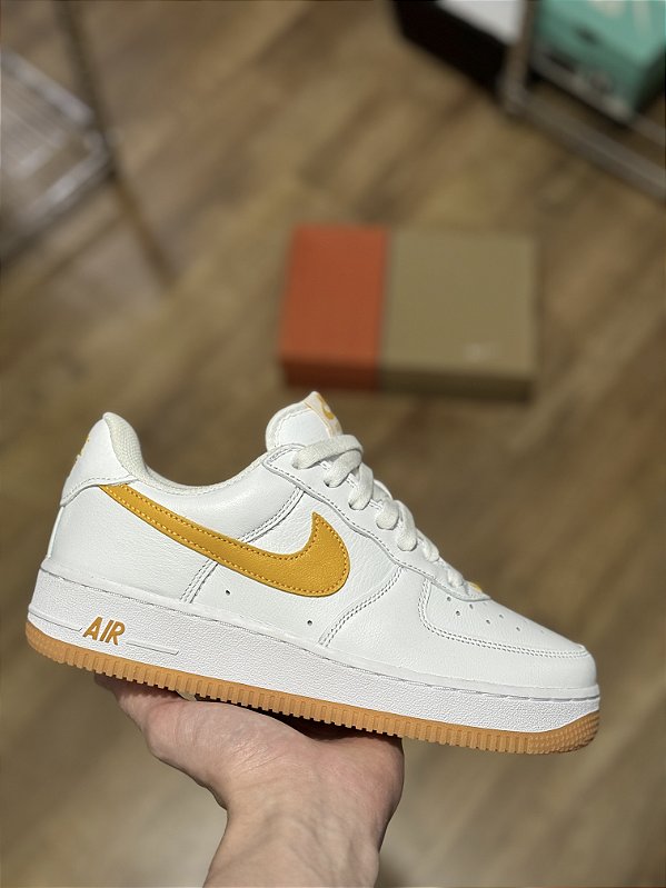 NIKE AIR FORCE 1 LOW RETRO QS “University Gold”