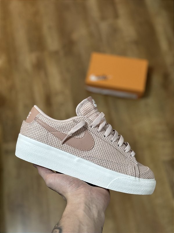 NIKE BLAZER LOW PLATFORM (rose whisper)