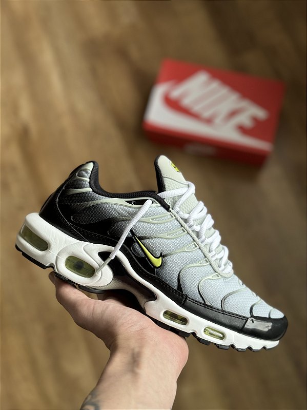 NIKE AIR MAX PLUS (bright cactus)