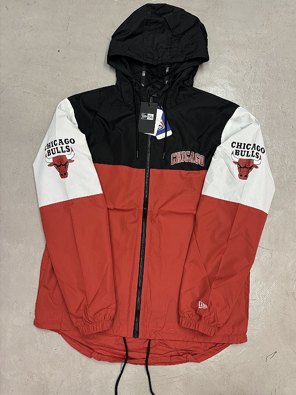 CORTA VENTO NEW ERA CHICAGO BULLS (vermelha/preta/branca)