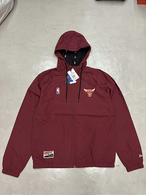 CORTA VENTO NEW ERA CHICAGO BULLS (vinho)
