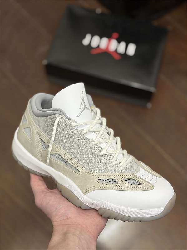 JORDAN 11 RETRO LOW IE (neutral grey)