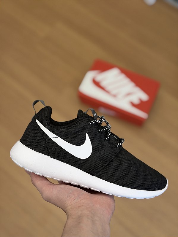 NIKE ROSHE ONE (black/white)