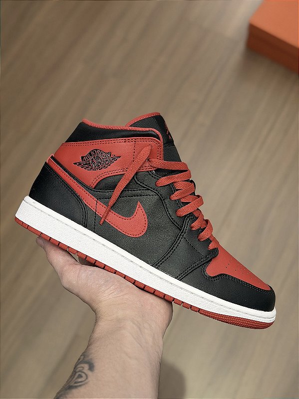 AIR JORDAN 1 MID “Bred”